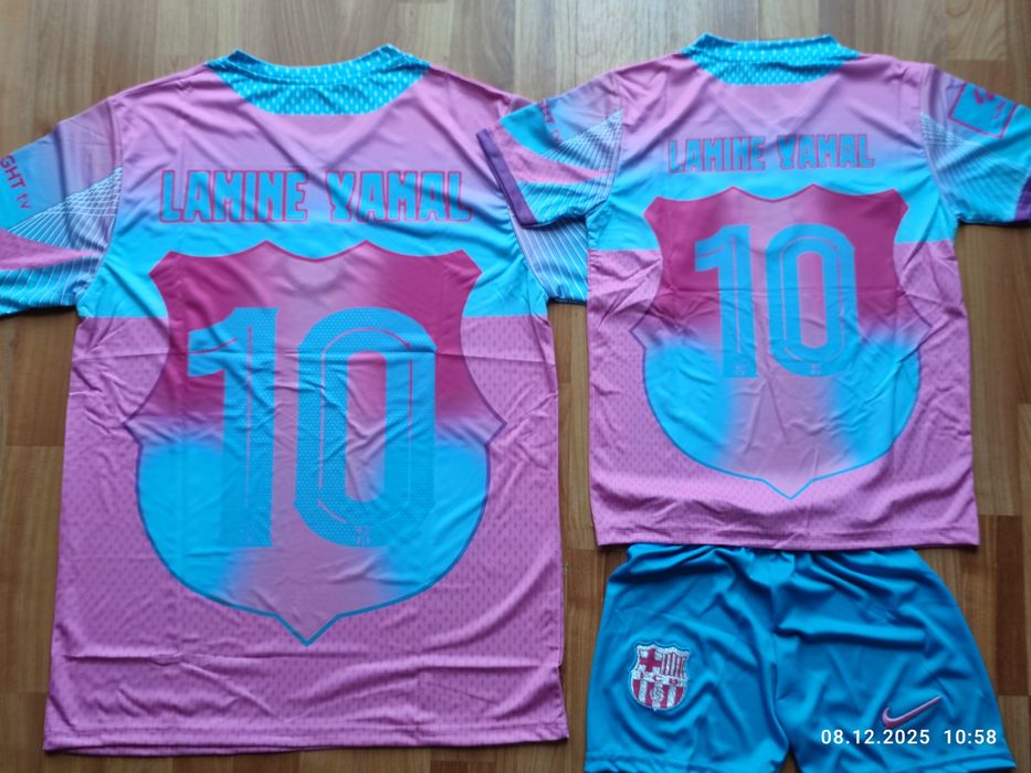 Футболен екип на Барса с Ямал