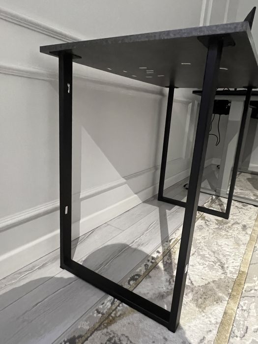 Стол ЛДСП с металлическими ногами