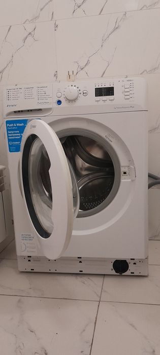 Стиральная машина INDESIT.
