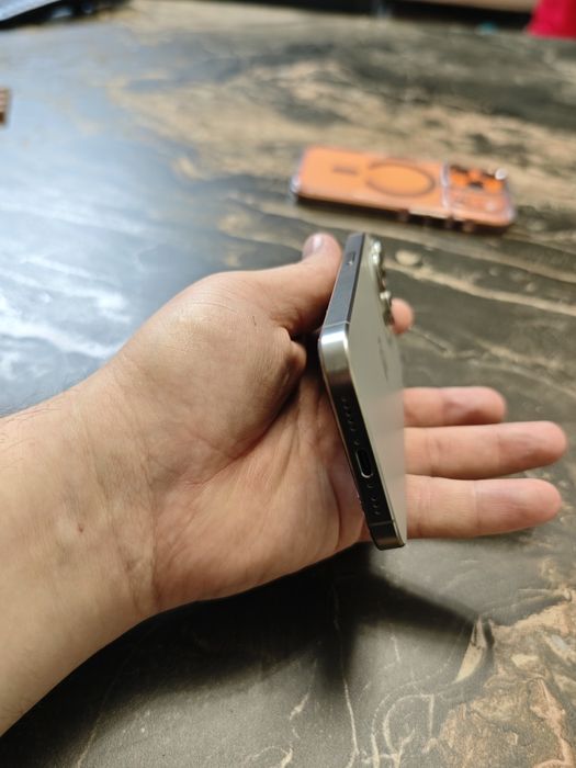 iPhone 15 pro 256 titanium