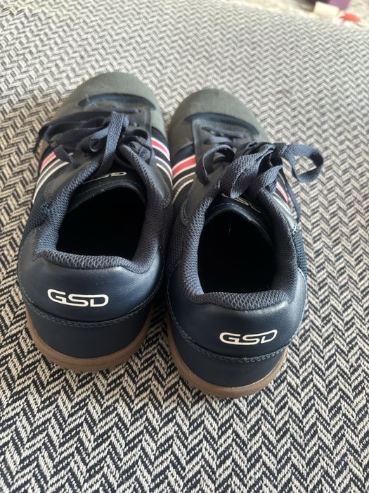 Продам футзалки 43 размер