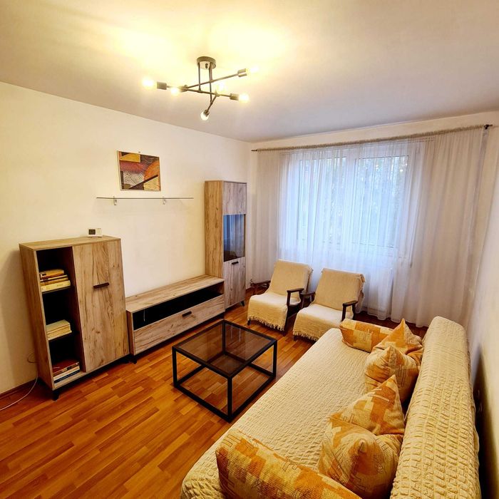 Inchiriez apartament cu doua camere in zona centrala