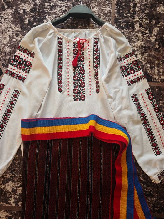 Costum popular Moldovenesc