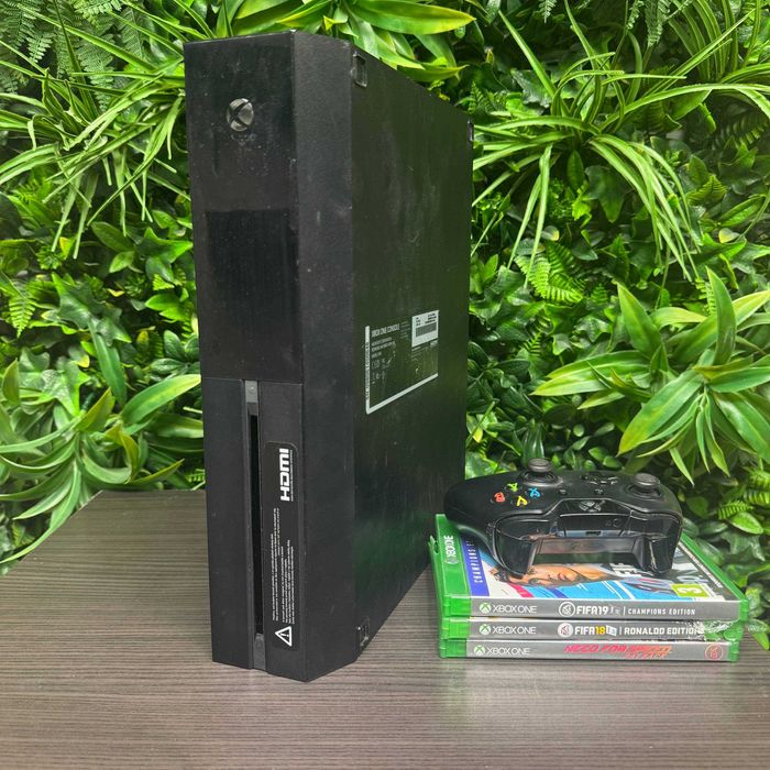 Xbox One + 3 игри + 1 оригинален джойстик