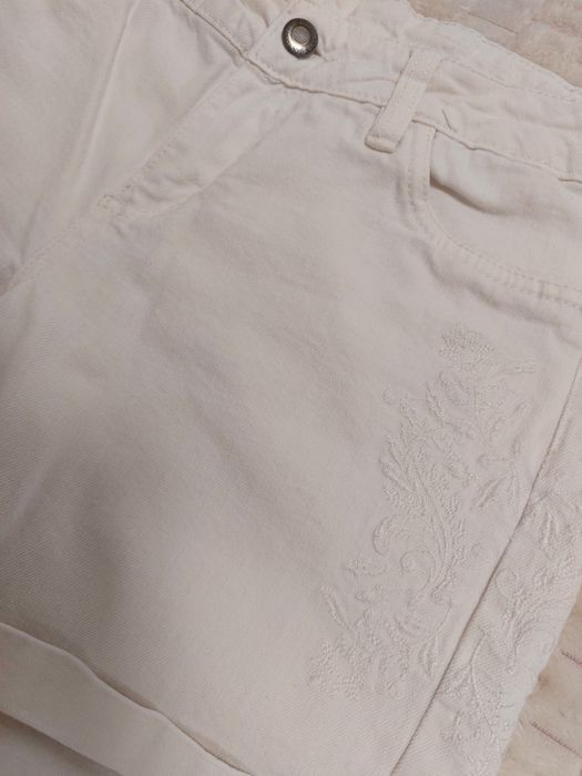 Къси дънкови гащи