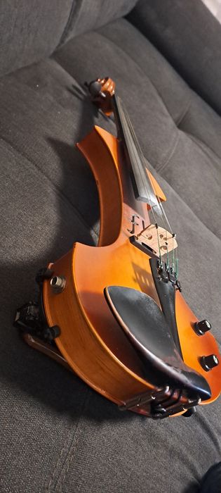 Vând vioară electrică