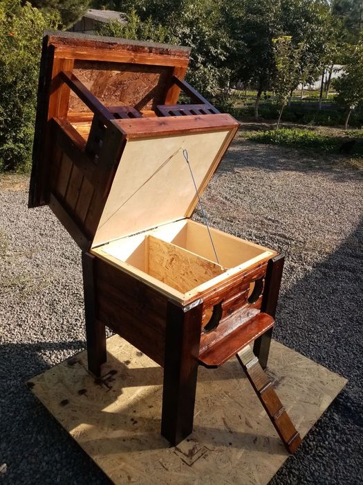 Домик с верандой для кошек.