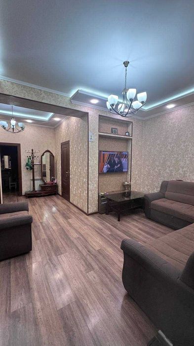 Центр Саракулька первая линия 4.5 сот, фасад 15,  комнат 6 Евро