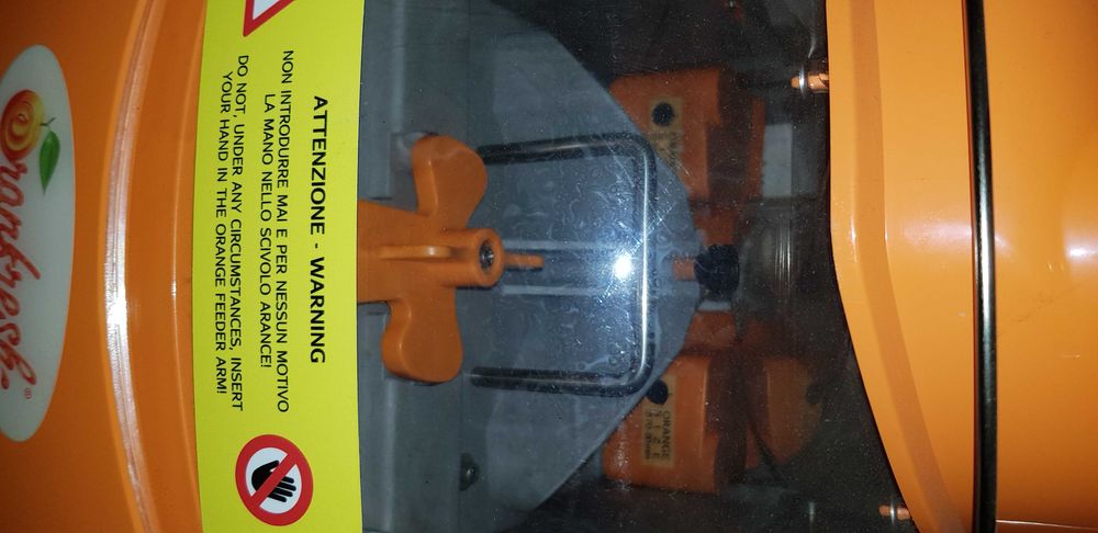 фреш машина Модел Orangenius с КОНТЕЙНЕР от неръждаема стомана