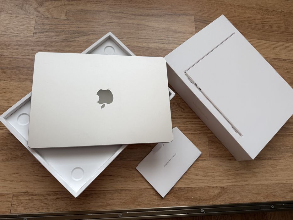 Macbook Air M2 Starlight 8Gbram/256SSD 3 incarcari fullbox