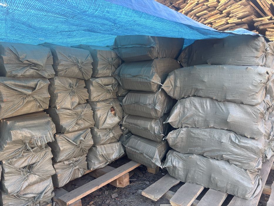 Дрова в мешках, сухие сосна, плотно упакованные