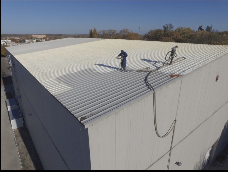 Izolatie spumă poliuretanica .Izolatii Mansarda Poduri Hale