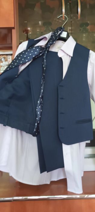 Vând costum complet