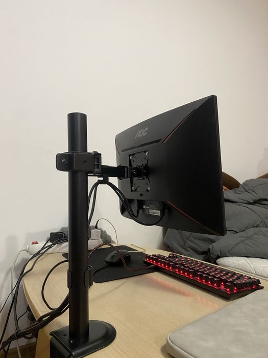 Компютър,монитор с две стойки,мишка и клавиатура