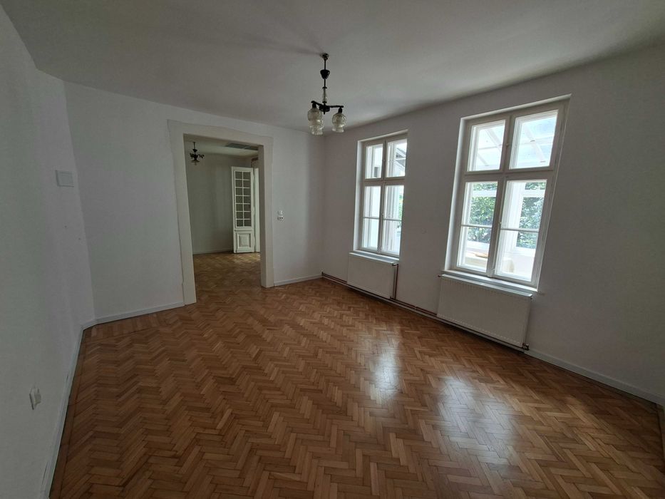 Închiriez casă cu 2 camere, curte proprie, acces auto – zona Semicentrală