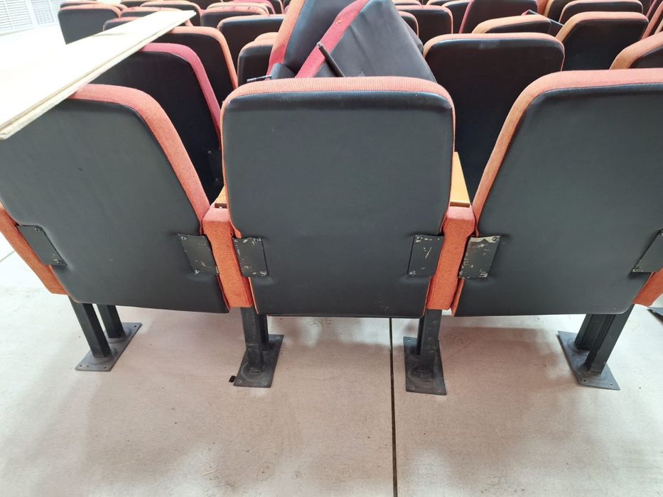 Продам театральные кресла б.у.