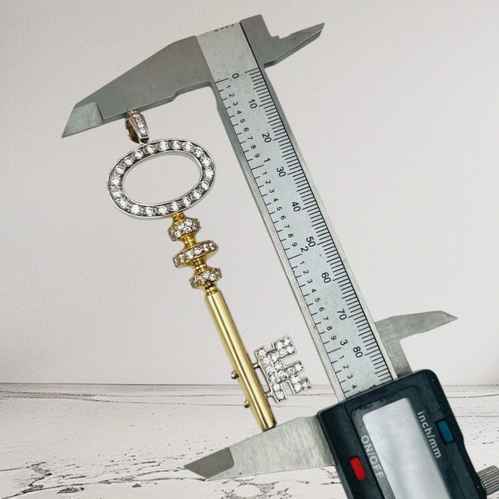 Масивен златен медальон "Ключ" 19.74 гр. – Италианска изработка с цирконии