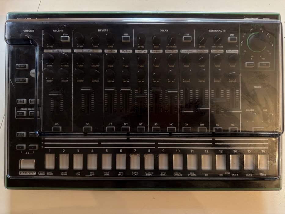 Roland AIRA TR-8 Rhythm Performer + Decksaver (Stare Impecabilă)
