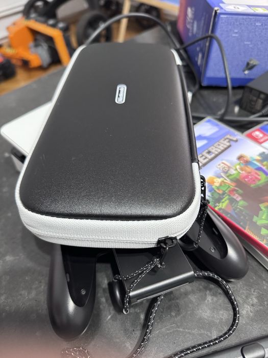 Nintendo Switch Oled + husa şi 3 jocuri incluse aproape nou
