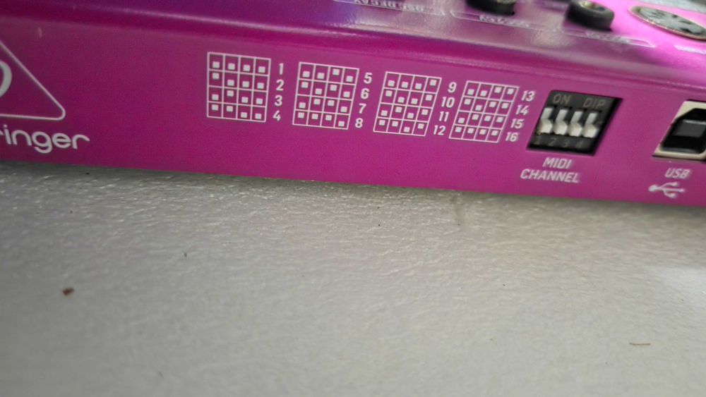 Sintetizator de percuție analogică Behringer Edge