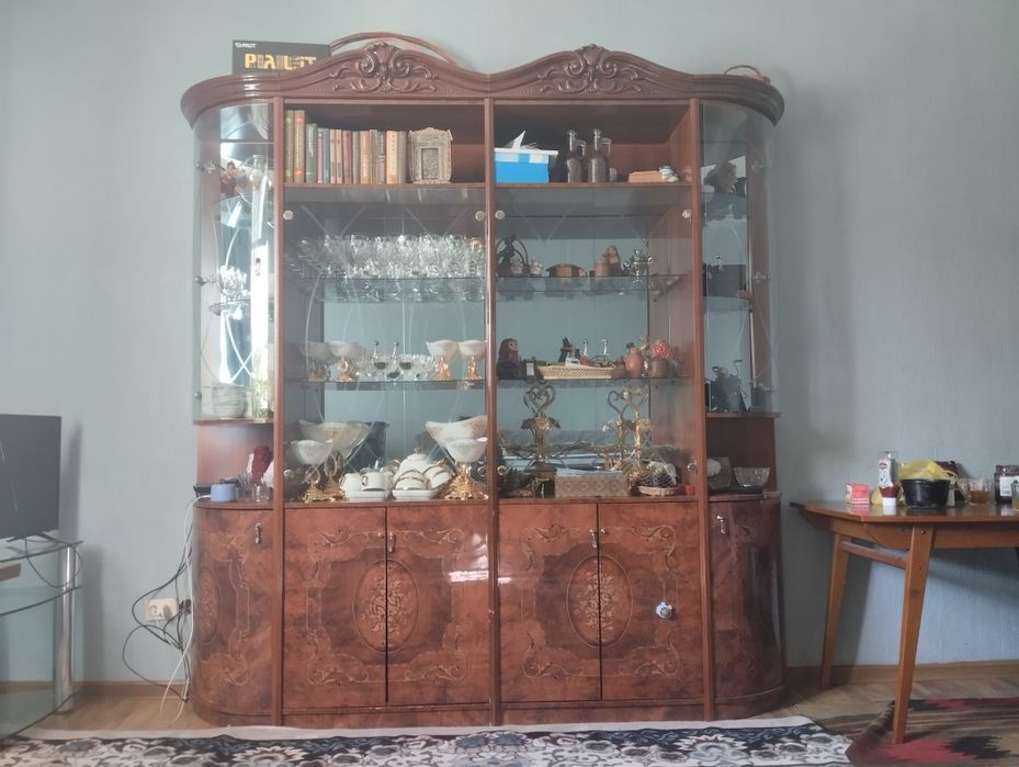 Сервант в отличном состояние