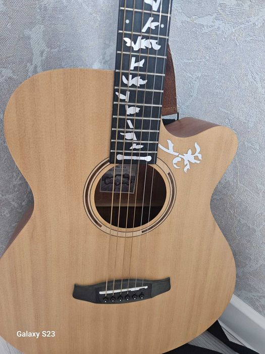 Продам гитару вместе с чехлом