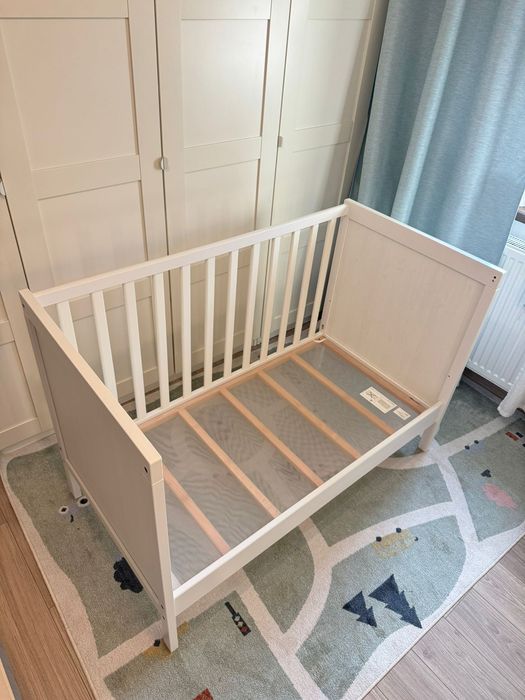 Vând pătuț Ikea Sundvik alb + saltea cocos (stare foarte bună, ambele)