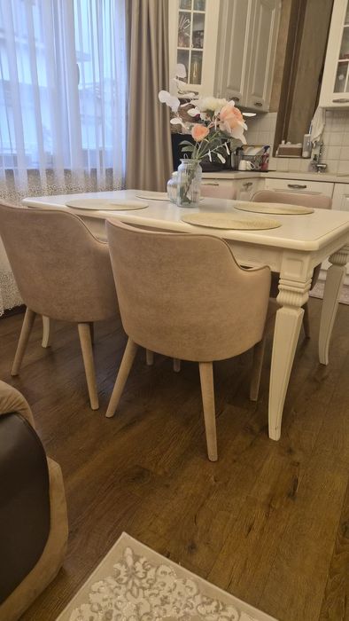 Трапезна маса - слонова кост