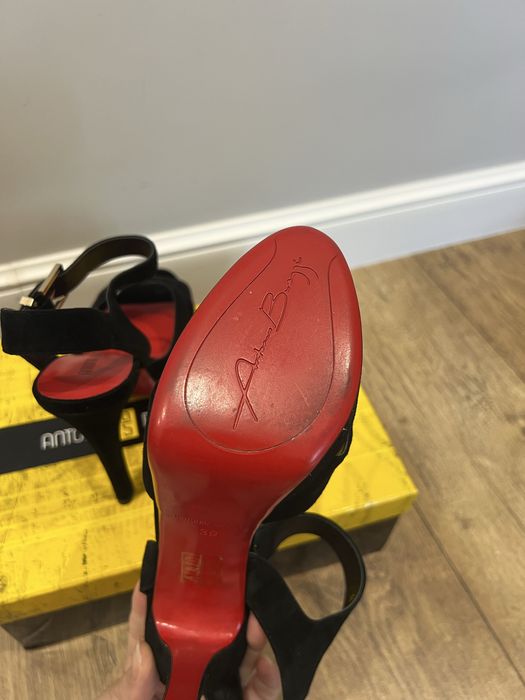 Босоножки замшевые