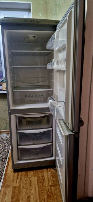 Холодильник Samsung