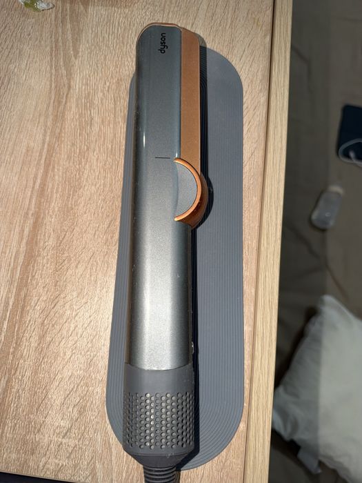 Dyson airstrait HT01
