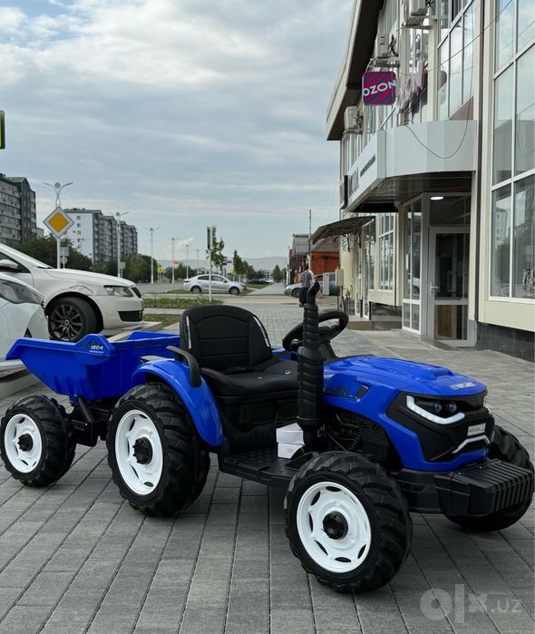 Siniy traktor prisepli pultli bolalar mashinasi elektromobil elektroka