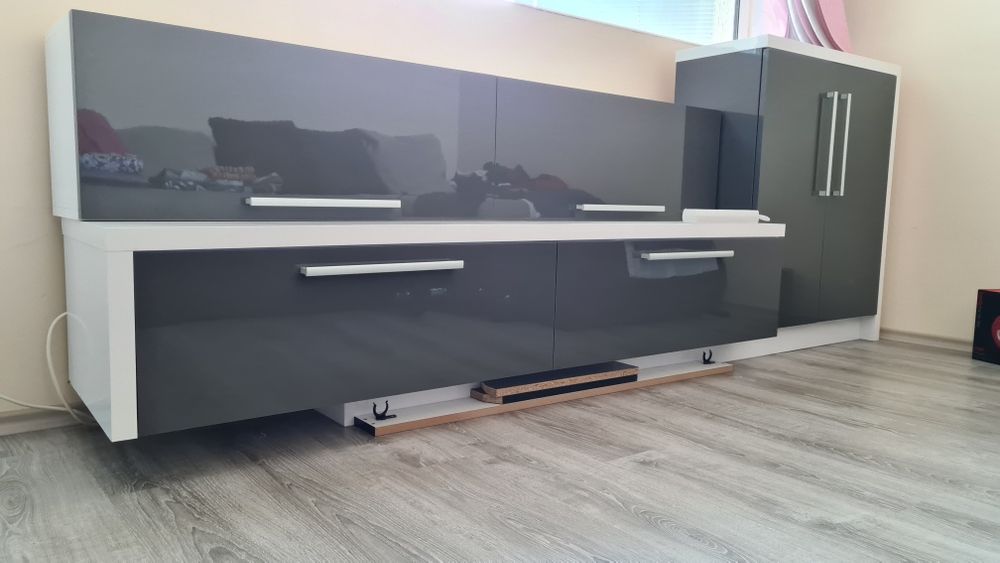 Секция от бял и сив металик гланц 3 части и с плавно затваряне.