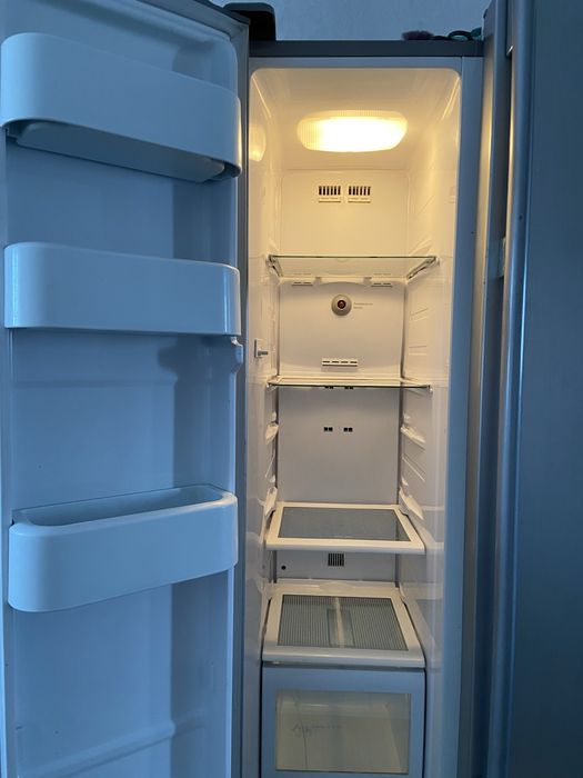 Продам холодильник Samsung side-by-side (двухдверный)