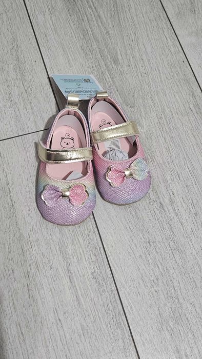 Pantofi noi violet 13-18 luni.