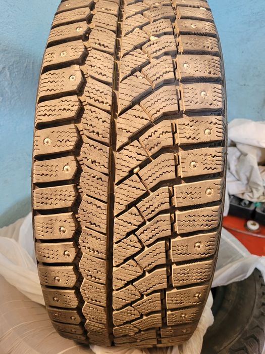 Продаётся 2 зимние шины