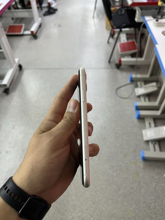Продам айфон 11 в идеальном состояние 128