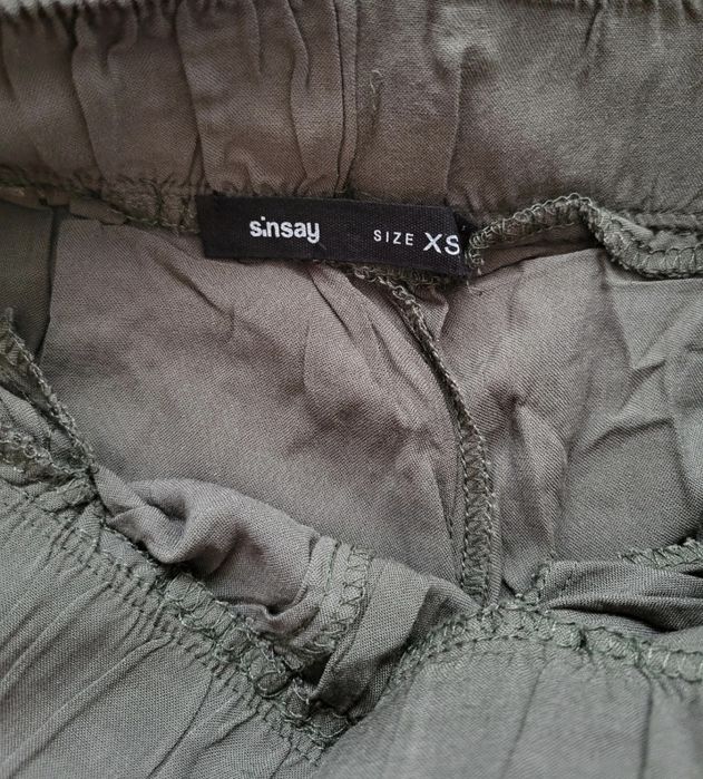 Pantaloni casual kaki, comozi și versatili