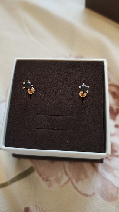 Золотой гвоздик с сапфиром