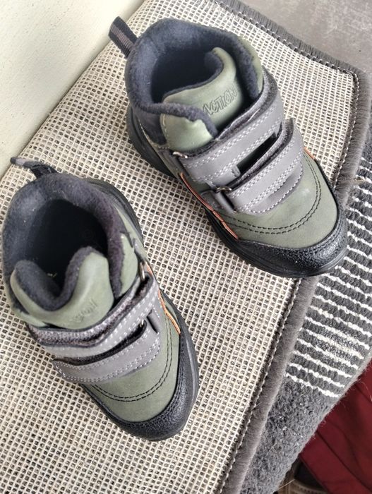 Papuci băieți , ca noi