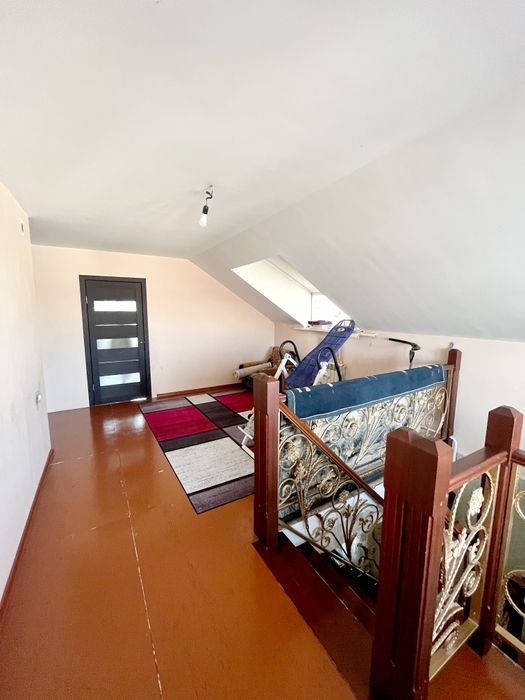 Частный дом с постройкоми.