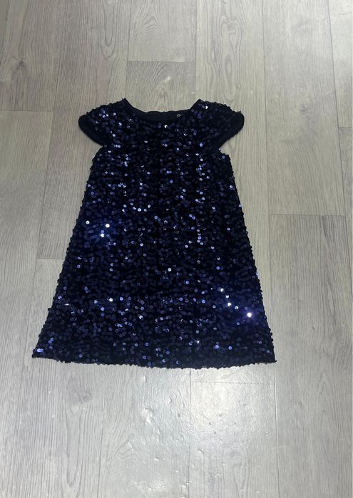 Әдемі жылтыр көйлек сатылады.