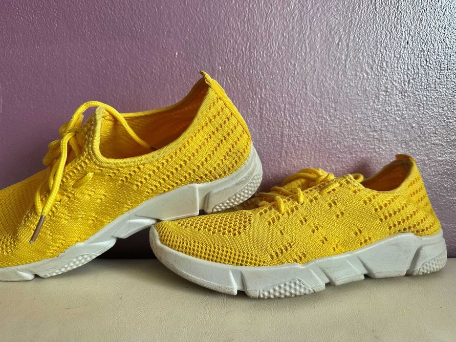 удобни меки жълти маратонки от плат