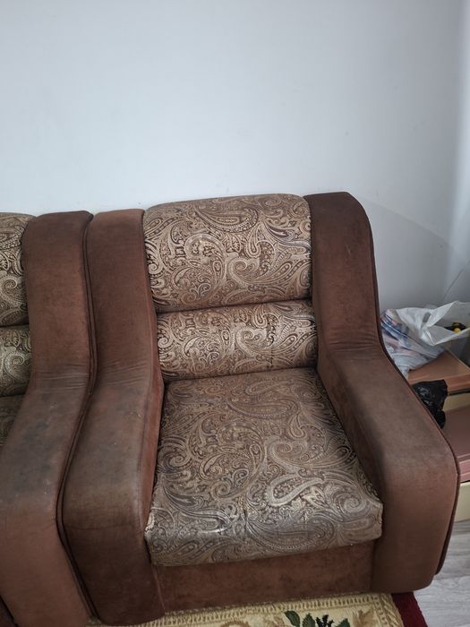 Срочно продам б/у диван и два кресла