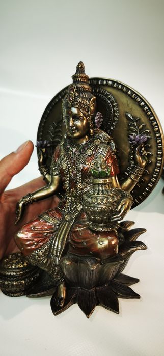 Два статуетки на индийски богини