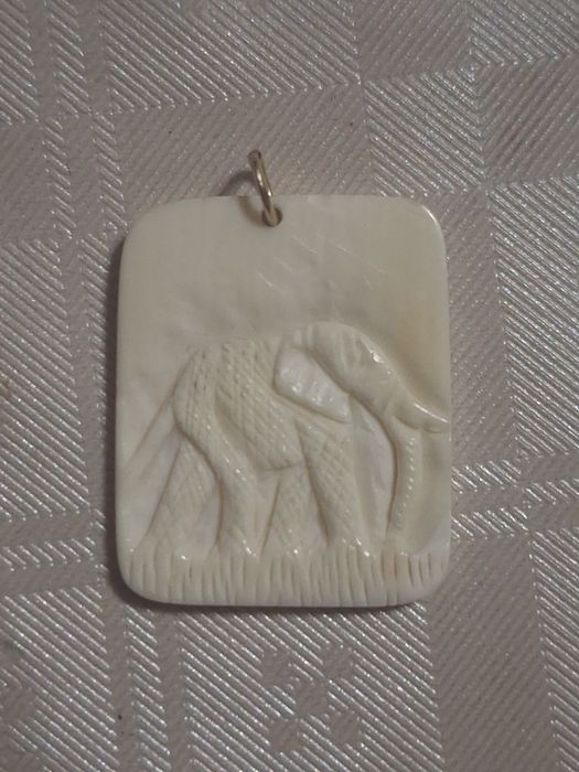 Pandant vechi lucrat manual ivory si anou din aur de 8k.