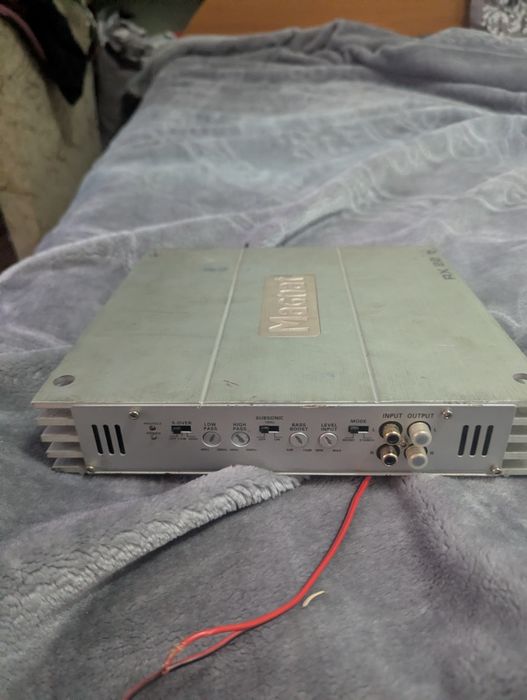 Subwoofer Hifonics și stație magnat