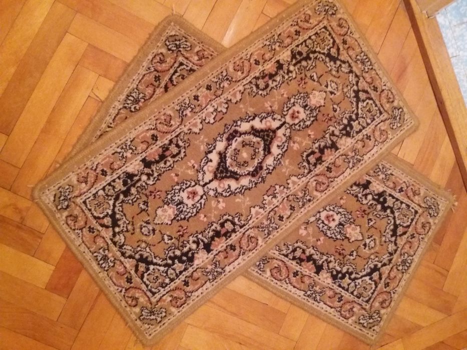 Vand carpete cu/ fara ciucuri, si dormitor