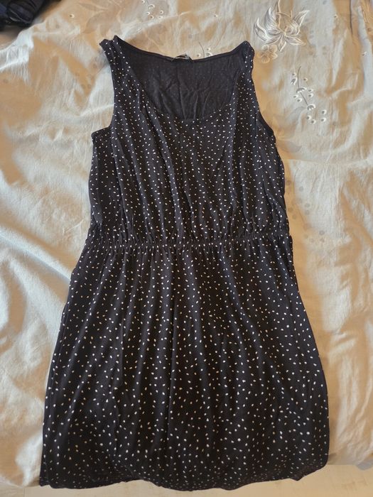 Подарявам дрехи.