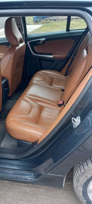 Volvo v60 2015 181cp
